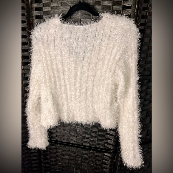 NEW Le Lis Cream Textured V-Neck Cropped Sweater Size S - Picture 3 of 5